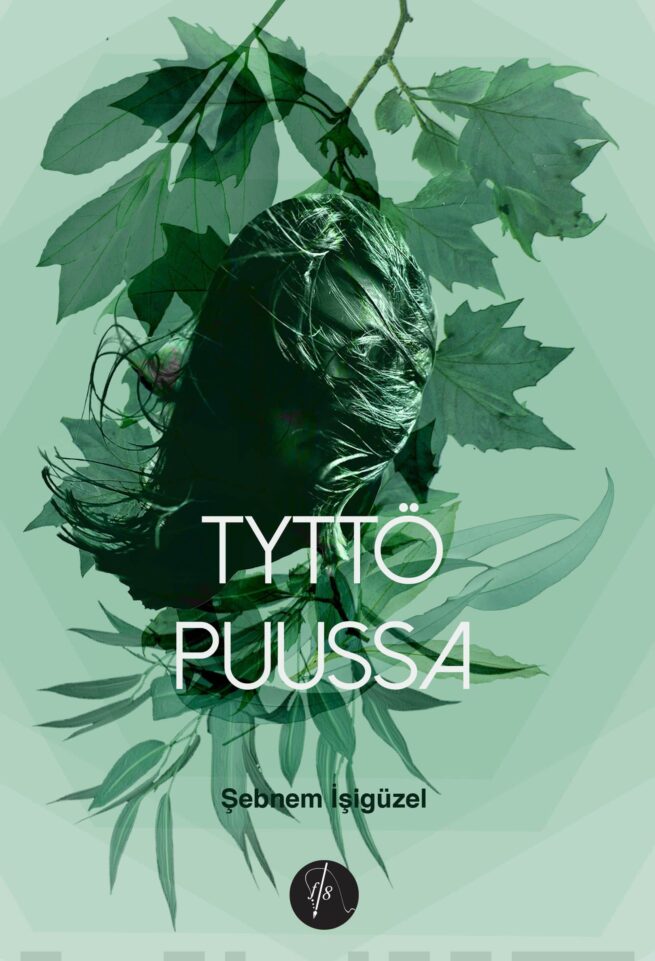 Tyttö puussa