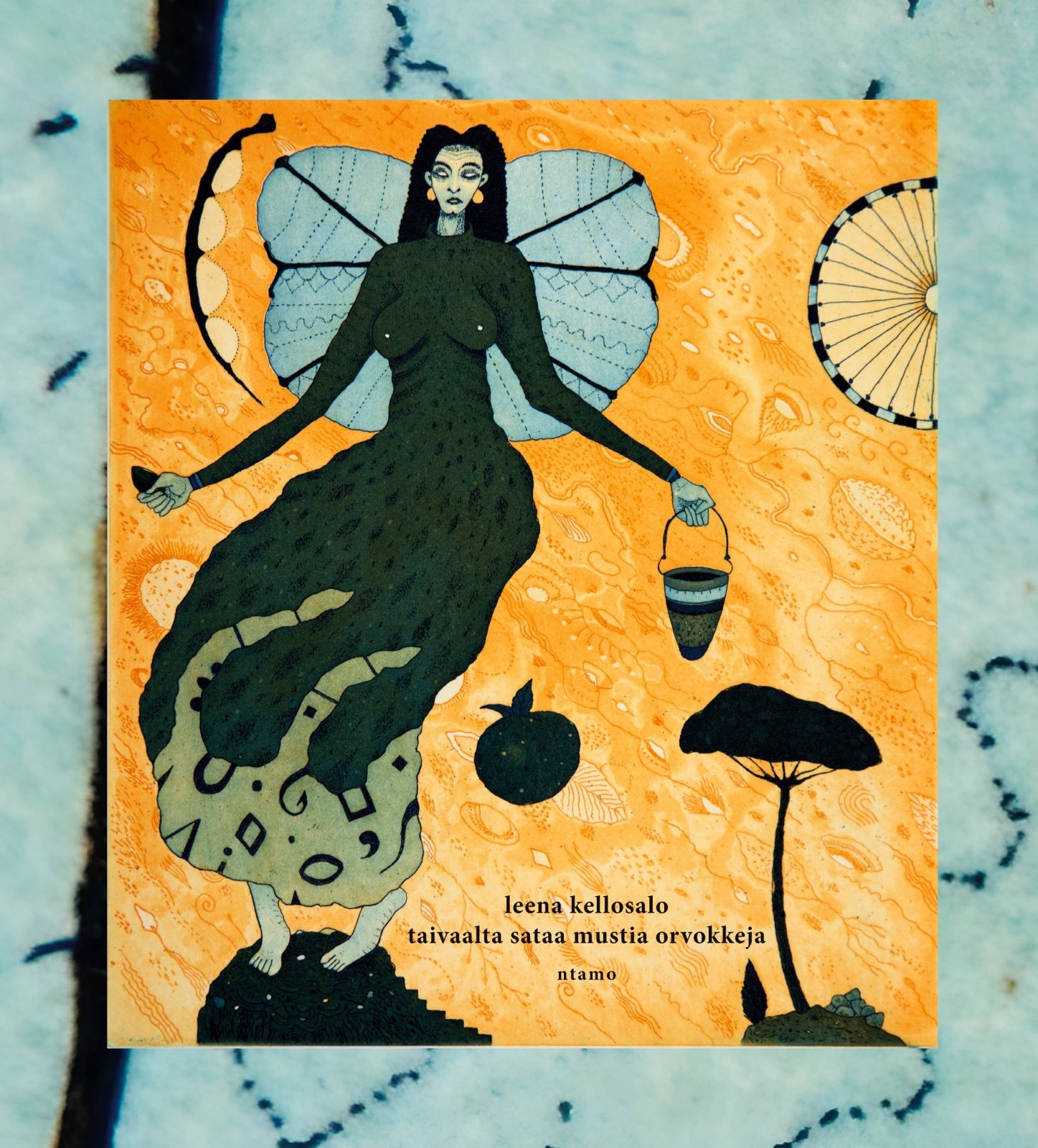 Taivaalta sataa mustia orvokkeja Taivaalta sataa mustia orvokkeja