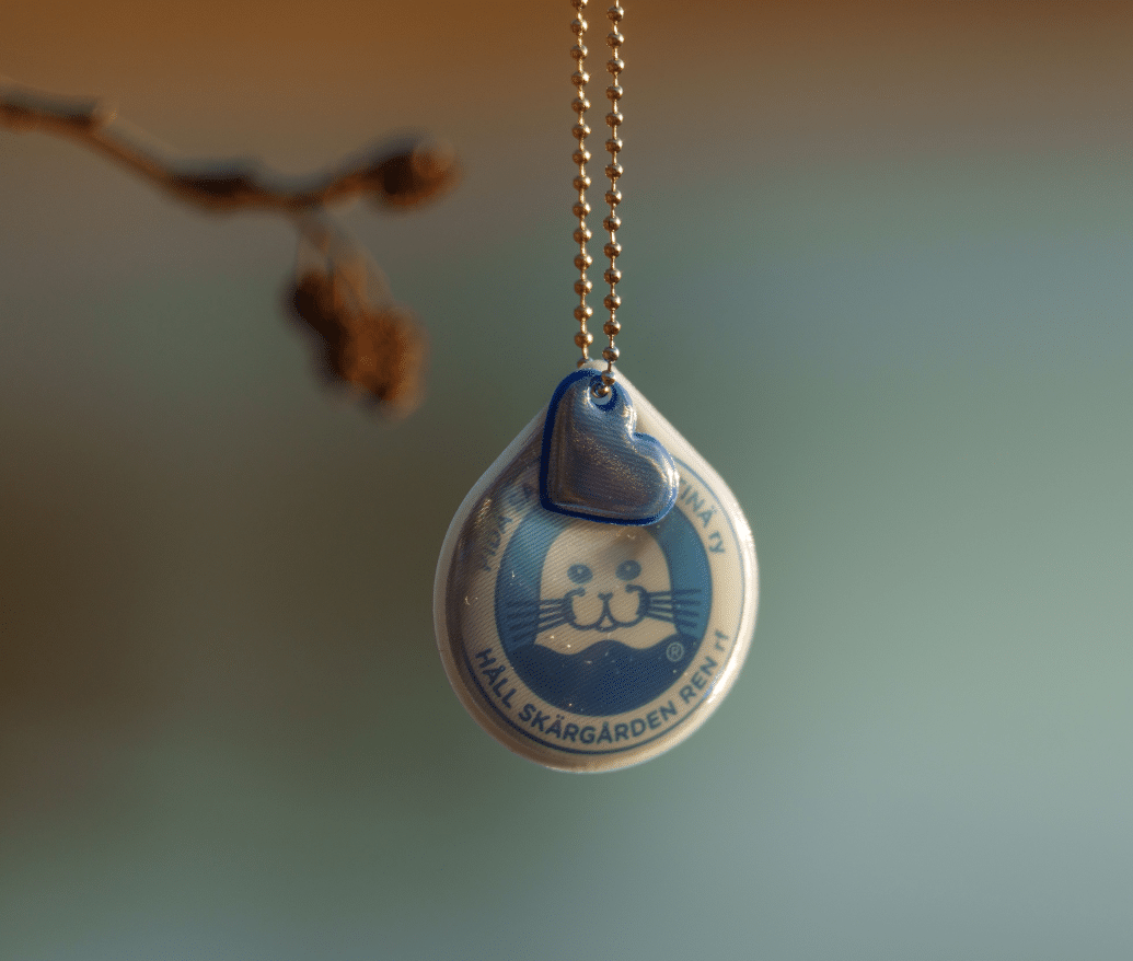 Roope heijastin + pieni sininen sydän Suomen vanhin kirjakauppa - Vuodesta 1899