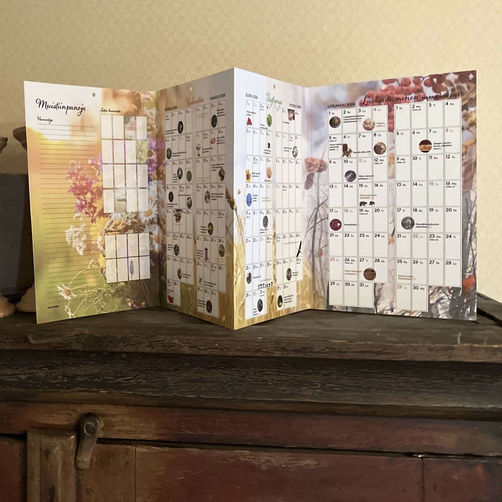 UUTUUS Kuusi vuodenaikaa -kalenteri UUTUUS Kuusi vuodenaikaa -kalenteri Suomen vanhin kirjakauppa - Vuodesta 1899